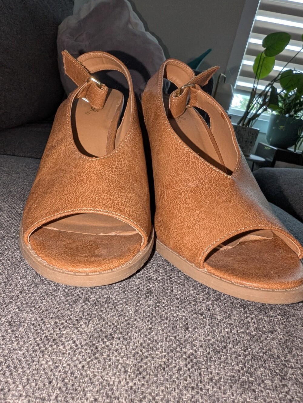 Women’s Open-Toe Tan Wedge Sandals
